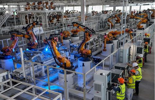 恒大最?；鼗鹆?2545個(gè)‘鋼鐵俠’震撼造車(chē)生產(chǎn)